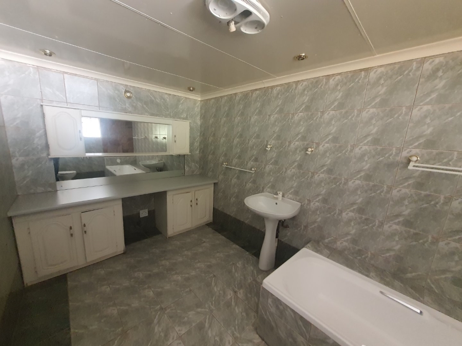 To Let 5 Bedroom Property for Rent in Hartbeespoort Rural North West